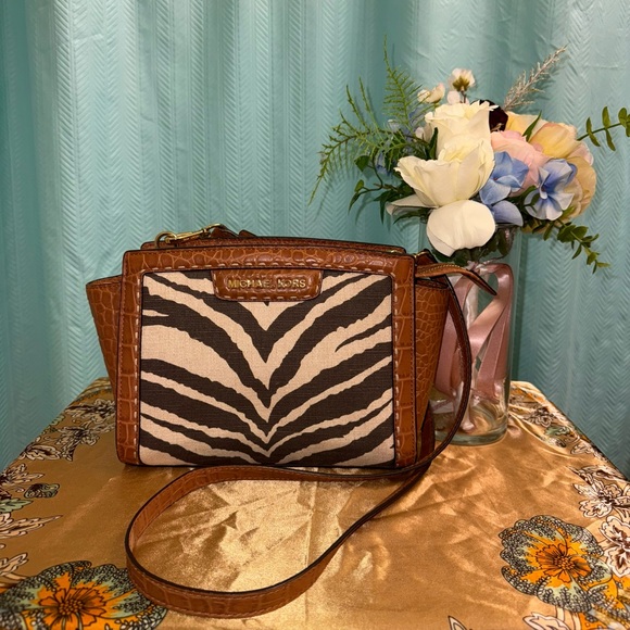 Michael Kors Handbags - Like New - Michael Kors Selma Mini messenger crossbody bag
